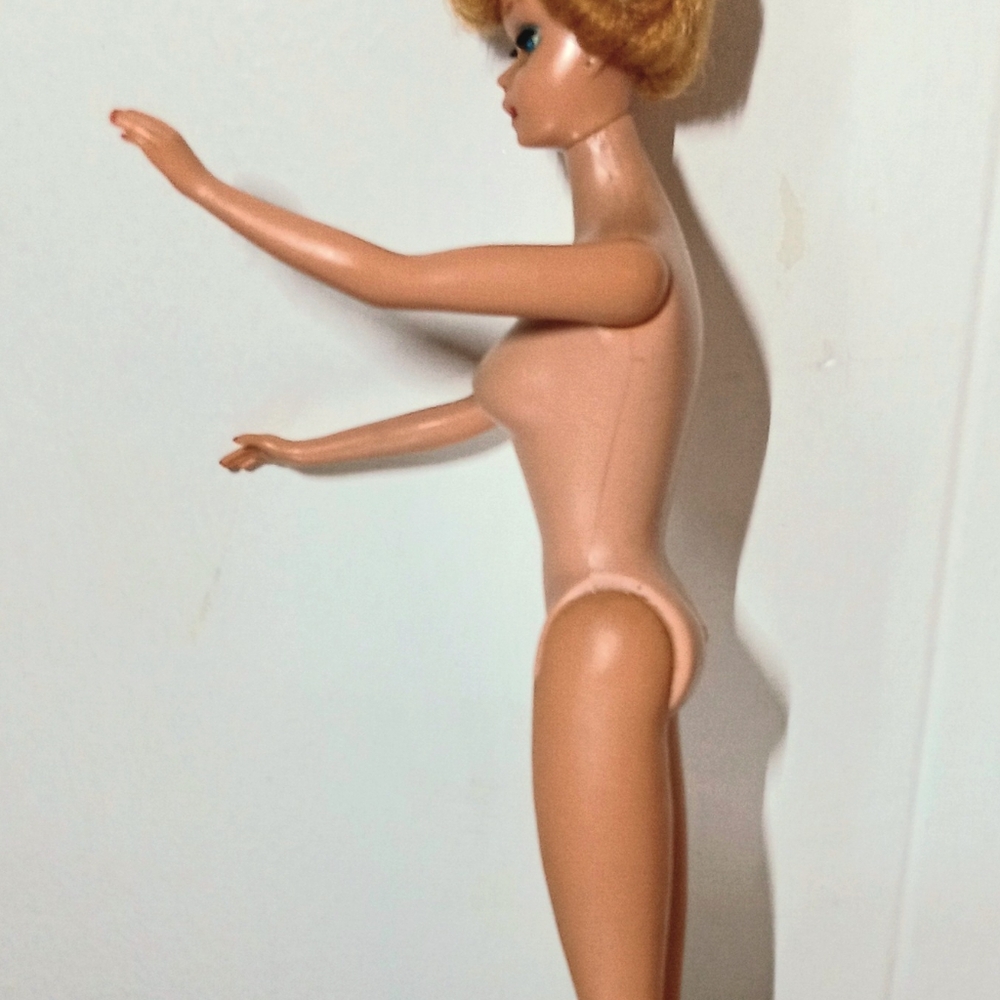 1961 Bubble Cut Blond Titian? Barbie Case Clothes Accessories Missing Finger - Picture 3 of 11